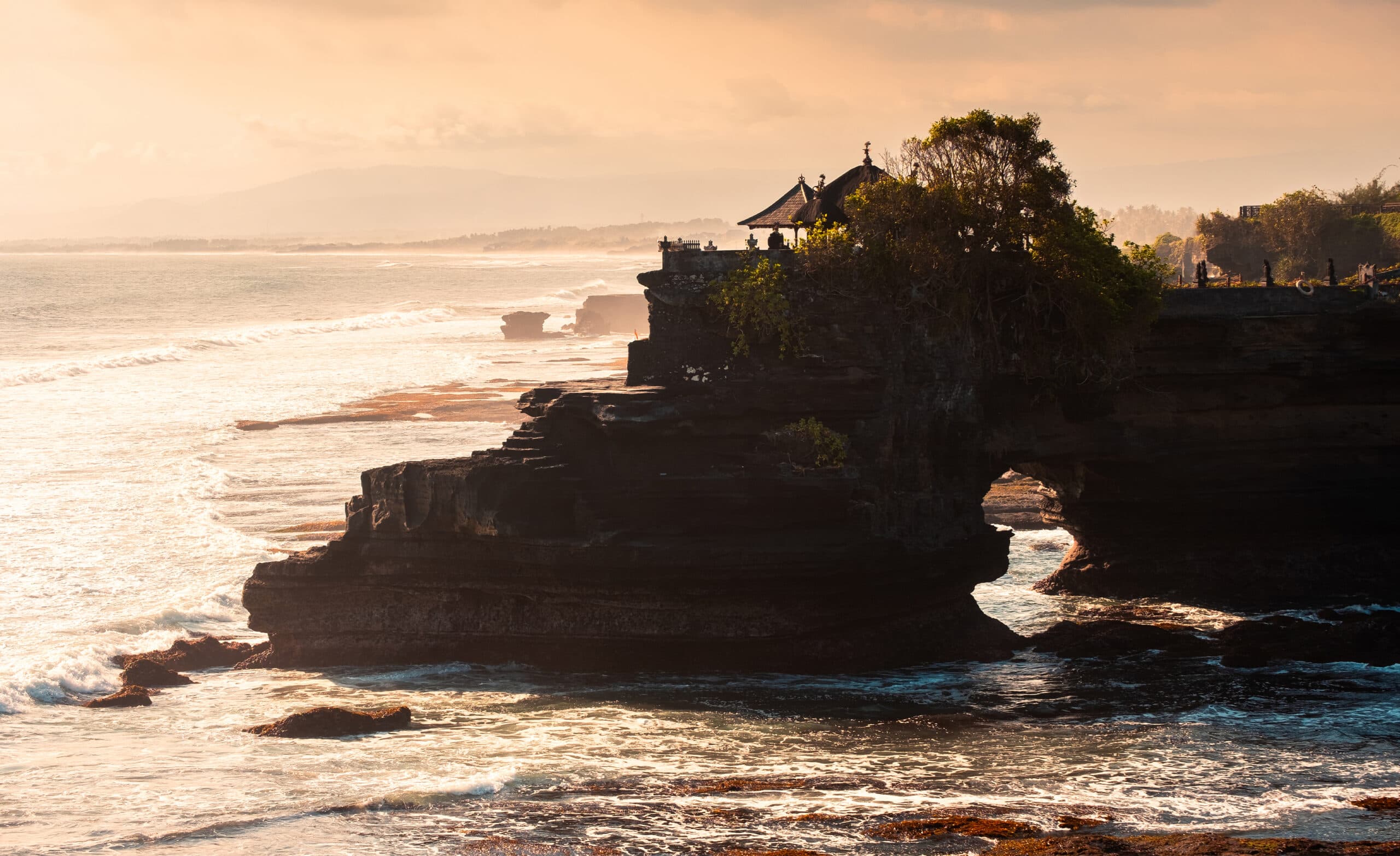 Templo costero al atardecer