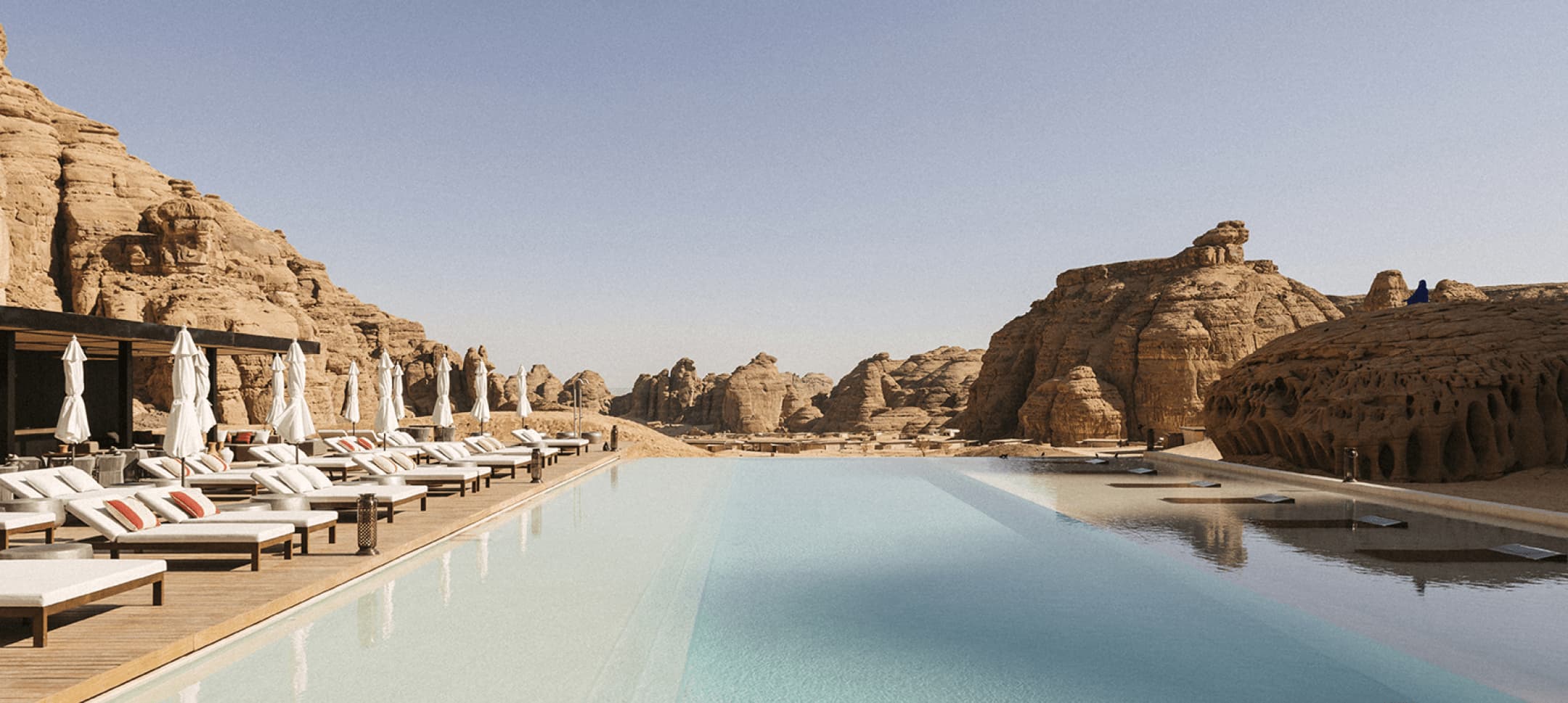 Piscina infinita entre formaciones rocosas del desierto, a pleno día